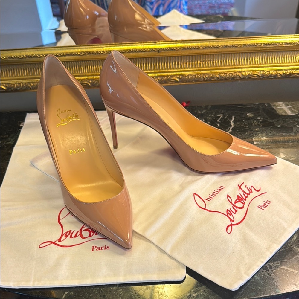 Christian Louboutin Tan Patent Pumps Heels 👠